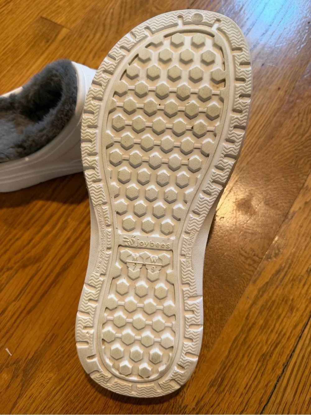 Men’s Faux-Fur Lined Slip-On Clogs in White with Gray Lining Sz 7